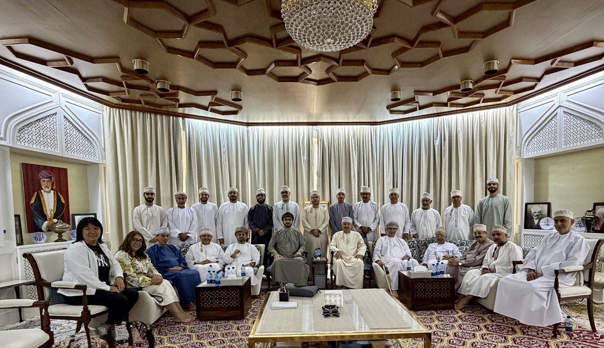 MajlisAlKhonji's tweet photo. #مجلس_الخنجي في جلسته الاسبوعية استضاف 
الناشط القدير عبدالعزيز بن بدر اليحمدي المختص بالقطاع العقاري والتجزئة حيث القى محاضرة بعنوان نظرة عامة عن #التطوير_العقاري تحدث فيها عن النظرة العامة للسوق العقاري في عمان و تجارب التطوير العقاري في #دول_مجلس_التعاون بالإضافة لنبذة عن ضريبة الأراضي البيضاء التي فرضت  في بعض الدول ومنها السعودية التي فرضتها في العاصمة #الرياض فقط بسبب قلة المعروض من الوحدات السكنية وارتفاع الايجارات بصفه عامه،
واشاد الحضور في مجلس الخنجي بجهود #وزارة_الاسكان في إقامة مشاريع التطوير العقاري الذي تشهده البلاد بصفه عامه و #مدينة_السلطان_هيثم بصفه خاصه الذي من المؤمل ان ينقل المشهد الحضري الى مستوى عالي من المعيشة للمواطنين والمقيمين في عموم محافظات #سلطنة_عمان وحذر المطورين من إغراق السوق من الوحدات السكنية والتجارية مما سوف يؤدي لعدم الموازنه بين العرض والطلب ويضيف عبأً جديداً على السوق العقاري وكذلك حثهم على الالتزام بمستوى البناء وشروطه حفاظاً على سمعة #عمان في تقديم الافضل للمشتري المحلي او الأجنبي.