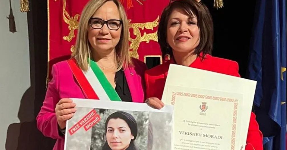 🔹 #وریشه_مرادی از اوین تا ایتالیا؛ صدای مقاومت جهانی شد

مراسم اهدای شهروندی افتخاری شهر "پوجیبونسی" ایتالیا به "وریشه مرادی"، زندانی سیاسی کورد محکوم به اعدام در زندان اوین، روز ۱ دسامبر ۲۰۲۵ با حضور شهردار، اعضای شورای شهر و جمعی از شهروندان برگزار شد.

مراسم رسمی اعطای