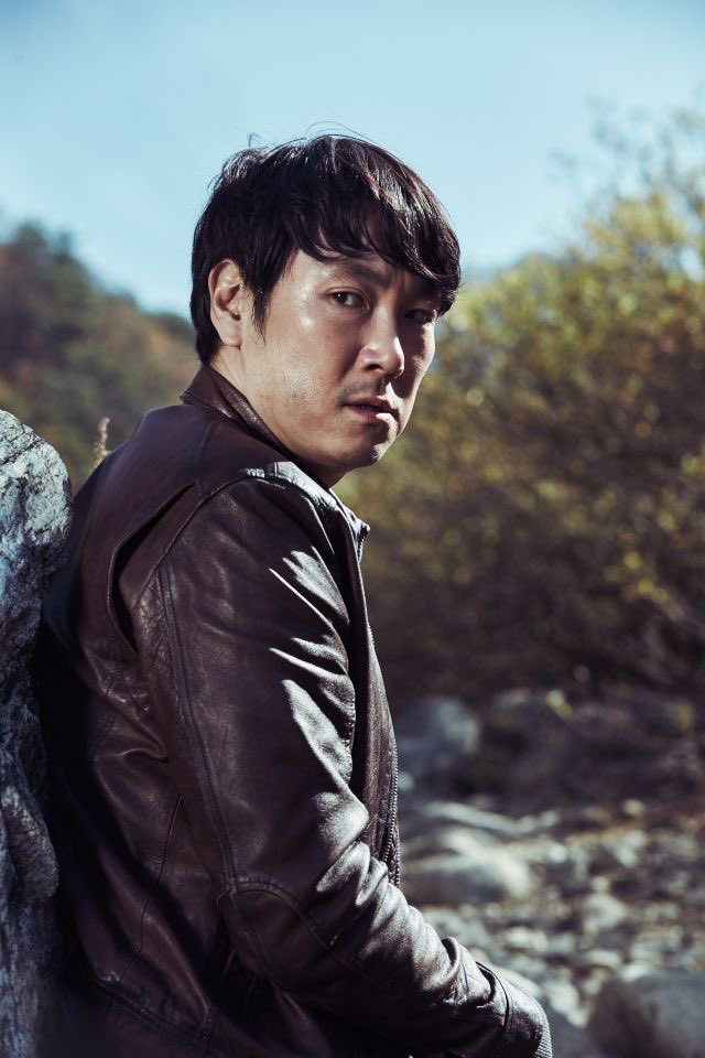 Rhythm_ndBlue's tweet photo. โจจินอุงแถลงลาออกจากวงการแล้ว
เพื่อรับผิดชอบต่อสิ่งที่เคยทำผิดในอดีต

พูดตรงๆทั้งเสียดายและเสียใจ เขาคือนักแสดงที่ฝีมือดีมากนะ ประทับใจตอนแสดงเรื่อง Tree with deep rootsมาก Signal, Believer ก็คุณภาพทั้งนั้น

แม้จะเคยรับโทษไปแล้ว แต่ก็ต้องยอมรับว่าสิ่งที่เขาเคยทำมันผิดร้ายแรงจริงๆ

คือหาที่ยืนในวงการยากแล้ว

จากที่อ่านที่ค่ายแถลง เขายอมรับว่าเคยเป็นอาชญกรในวัยเด็กจริง เคยปล้นทรัพย์ เคยทำร้ายร่างกายผู้อื่น เคยอยู่สถานพินิจ แต่เขาปฏิเสธว่าไม่เคยข่มขืนนะ เขาบอกข่มขืนเป็นเฟคนิวส์ ซึ่งเราก็ไม่รู้ว่าอะไรคือความจริงหรือไม่จริง

แต่ก็นั้นแหละค่ะ อย่างที่บอกแม้จะเคยได้รับโทษ แม้เขาจะชดใช้ความผิดตามกฏหมายไปแล้วตั้งแต่เด็ก และไม่รู้ว่าเค้ากลับตัวกลับใจแล้วรึยัง แต่อดีตของเขามันแรงเกินไปในการจะอยู่วงการบันเทิงเกาหลี ดาราที่เคยบูลลี่เพื่อนตอนเด็กยังโดนแบน แล้วเคสโจจินอุงหนักกว่า ยังไงก็โดนแบนจากวงการบันเทิง จะโดนแบนชั่วคราวหรือตลอดไป อันนี้ไม่รู้

แต่ก่อนที่คนในอุตสาหกรรมบันเทิงจะตัดสินกับสิ่งที่เขาเคยทำผิดว่าควรโดนแบนหรือไม่

โจจินอุงก็ได้ตัดสินใจขอลาออกจากการเป็นนักแสดงเรียบร้อย คือลาออกจากวงการเลย เพื่อรับผิดชอบกับสิ่งที่เคยทำผิด เขาบอกน้อมรับทุกคำวิจารณ์ และขอไปพัฒนาตนเพื่อเป็นคนที่ดีขึ้น

ช็อคนะ...กับข่าวของโจจินอุงทั้งหมด เขาอยู่ในวงการมานานมาก 30 ปี แล้วภาพลักษณ์ดีด้วย ก็ไม่คิดเลยว่าจะมีอดีตแบบนั้นและจะลงเอยเช่นนี้ แต่ก็นั้นแหละค่ะ ก็ต้องยอมรับผลจากการกระทำที่เขาเคยก่อไว้

ส่วน Signal 2 ที่ถ่ายทำจบไปแล้ว และเตรียมออนแอร์ ก็คงต้องลุ้นว่าจะเป็นยังไงต่อ... 🥹 ตอนนี้สงสารนักแสดงและทีมงานคนอื่นๆที่จะได้รับผลกระทบ