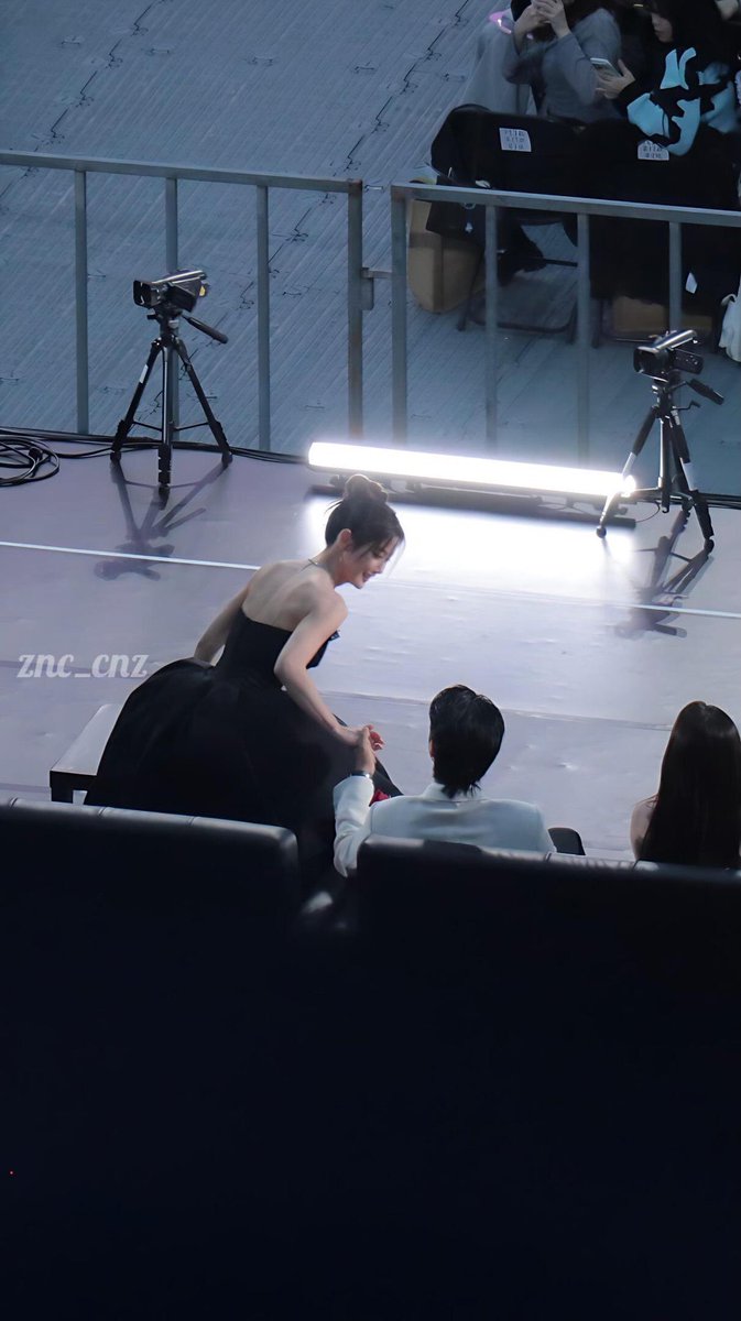 Bongumy's tweet photo. It’s absolutely amazing how Park Bo Gum is friends with three of his leading ladies with whom he worked in different time frame. It proves that women feel safe around him and he respects them a lot. https://t.co/zNVNC9i2pw