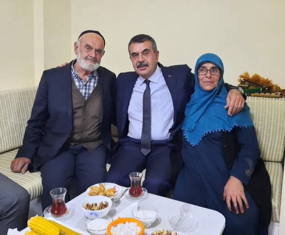 En Milli Bakan Yusuf Tekin 👊🏻

Etrafımız şık ceketlerin üstüne sökük beyin geçirmişlerle dolu ..
Yurdumu alçaklara uğratmayan her insan bir hakikattir ve alçakların yükseklik korkusudur.
Medeniyet batının gargarası, doğunun kızılcık şerbeti.
Şu topraklarda neyin dalgasında neyin