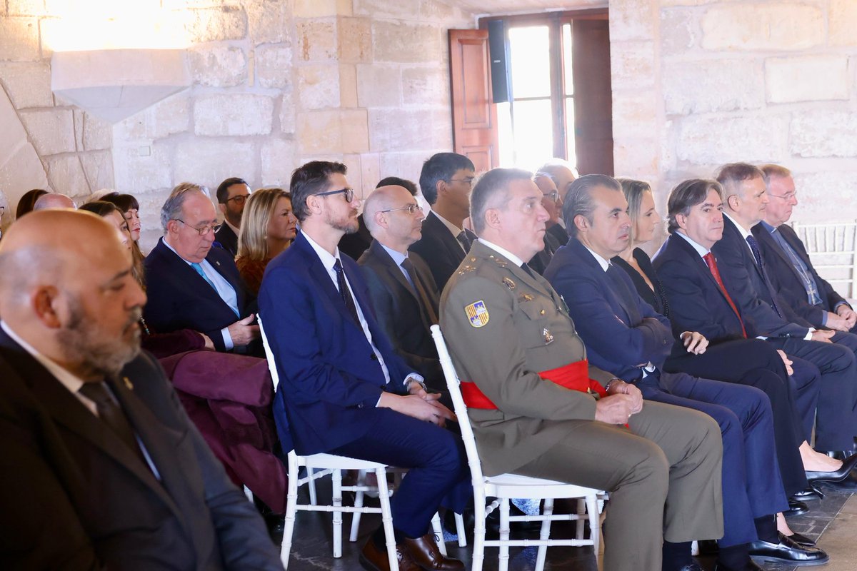 COMGEBAL_ET's tweet photo. Participamos junto con las principales Autoridades de la Comunidad, en el homenaje a la Constitución en su 47⁰ aniversario, con un sencillo acto en el Palacio de la #Almudaina.
@MCANA_ET #COMGEBAL
#SomostuEjército
@goib @DelegGobIlles https://t.co/tPaQx0SxSK