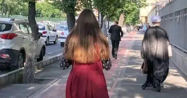 🔸 تحمیل دوباره حجاب در ایران؛ آزادی زنان زیر ضرب

دستگاه بە اصطلاح قضایی رژیم ایران اعلام کردە، که تصمیم جدیدی برای تشدید محدودیت‌های مربوط به حجاب اجباری گرفته شدە؛ اقدامی که به گفته ناظران وضعیت زنان و دختران را بدتر از گذشته خواهد کرد.

این نهاد سرکوبگر  بار دیگر بر اجرای سخت