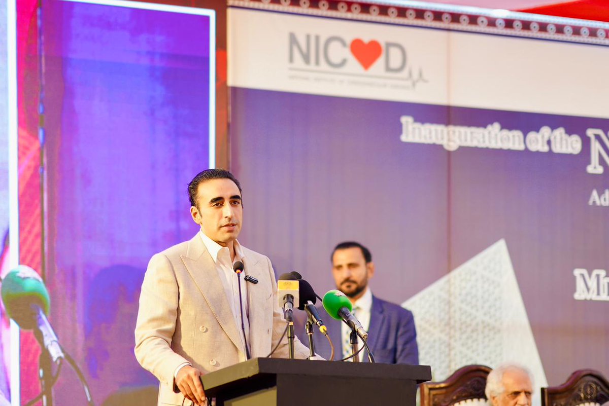 جہاں ہر طرف تم ذہنی مریض، تم ذہنی مریض کی لڑائی چل رہی۔
وہیں پر صرف ایک سیاست دان چیئرمین پاکستان پیپلزپارٹی بلاول بھٹو زرداری ہیں، جو صرف عوامی خدمت میں مصروف ہیں۔
چیئرمین بلاول بھٹو زرداری نے پہلے ایس آئی یو ٹی
بعد میں این آئی سی وی ڈی
اور آج کراچی میں نیشنل گیمز کا افتتاح کیا۔