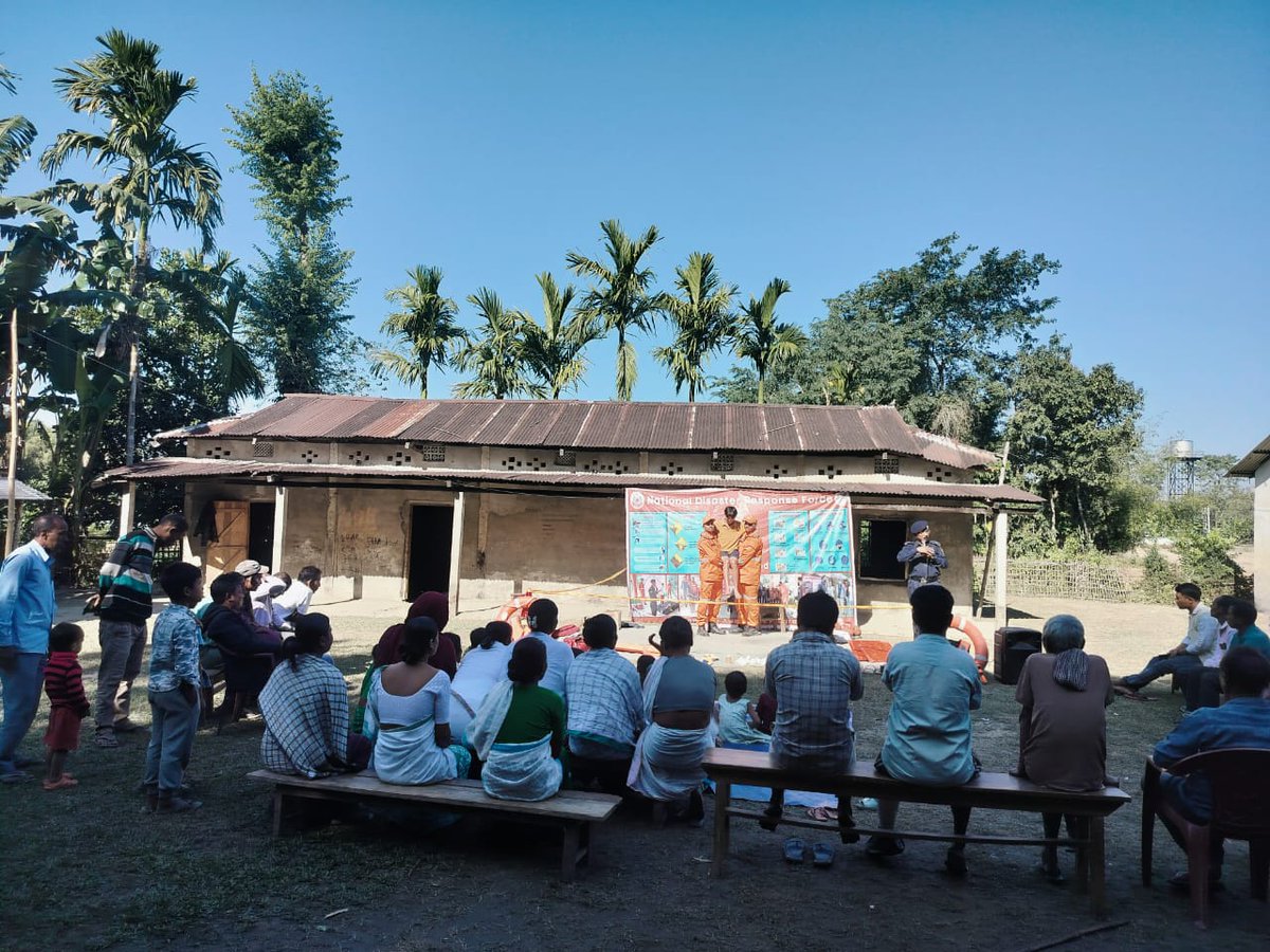 12bnndrf's tweet image. 12NDRF Teams conducted #CommunityAwarenessProgramme at Bormuria Bodo Gaon Lakhimpur &amp;amp; Bonpurai Gaon,Lakhimpur #Assam Around 96 beneficiaries benefitted with do’s and don’t during disaster. #NDRF4U #BePrepared.