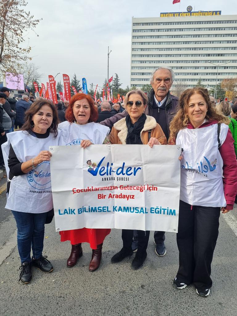 veliderankara's tweet photo. "Emeklilerin ve Emekçilerin Bütçe Hakkı için Alanlardayız" mitingindeydik.
#emekçiyeemekliyebütçe
#yurttaşbirlikteliği
#velider
#veliderankara https://t.co/jaF65v7KmT