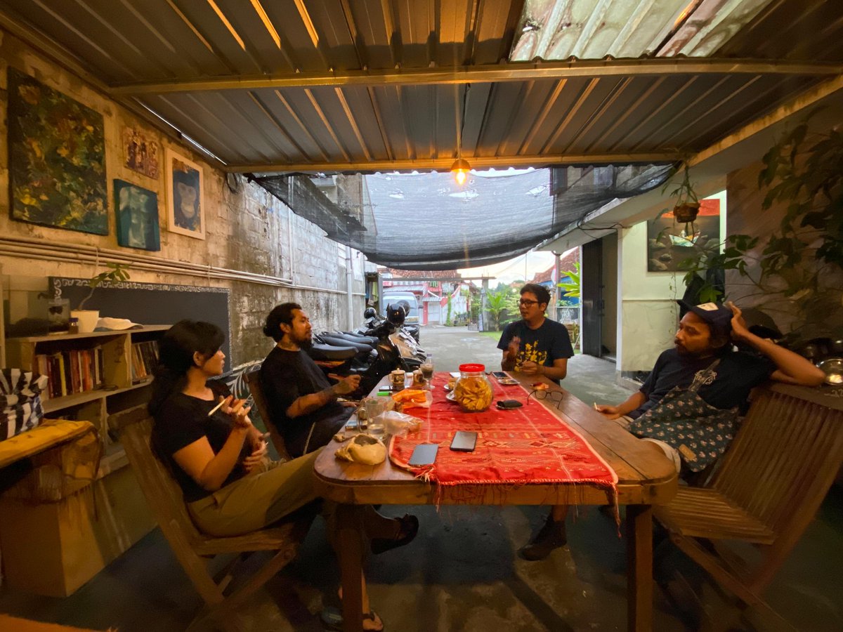 Ngopi sore bareng sama kawan-kawan media dari Tribun Jogja, ngobrolin Sabalingga, ngomongin hidup, dan banyak tema hangat lainnya.

Matursembahnuwun nggih sampun mampir ke rumah ♥️🙏🏼
