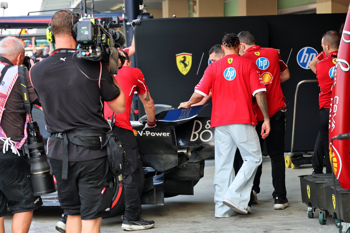 44britcedes's tweet photo. lewis helping the team to push the car back in the garage! https://t.co/JalylmDFlv