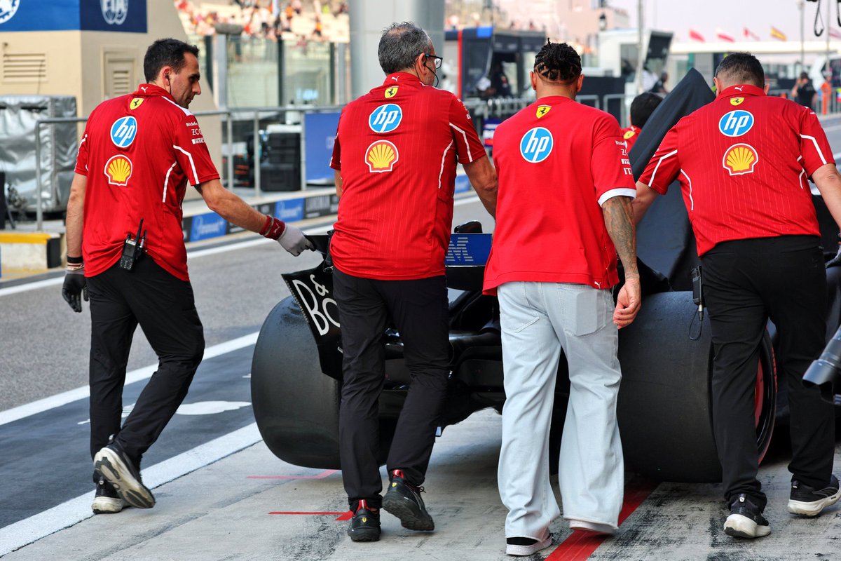 44britcedes's tweet photo. lewis helping the team to push the car back in the garage! https://t.co/JalylmDFlv