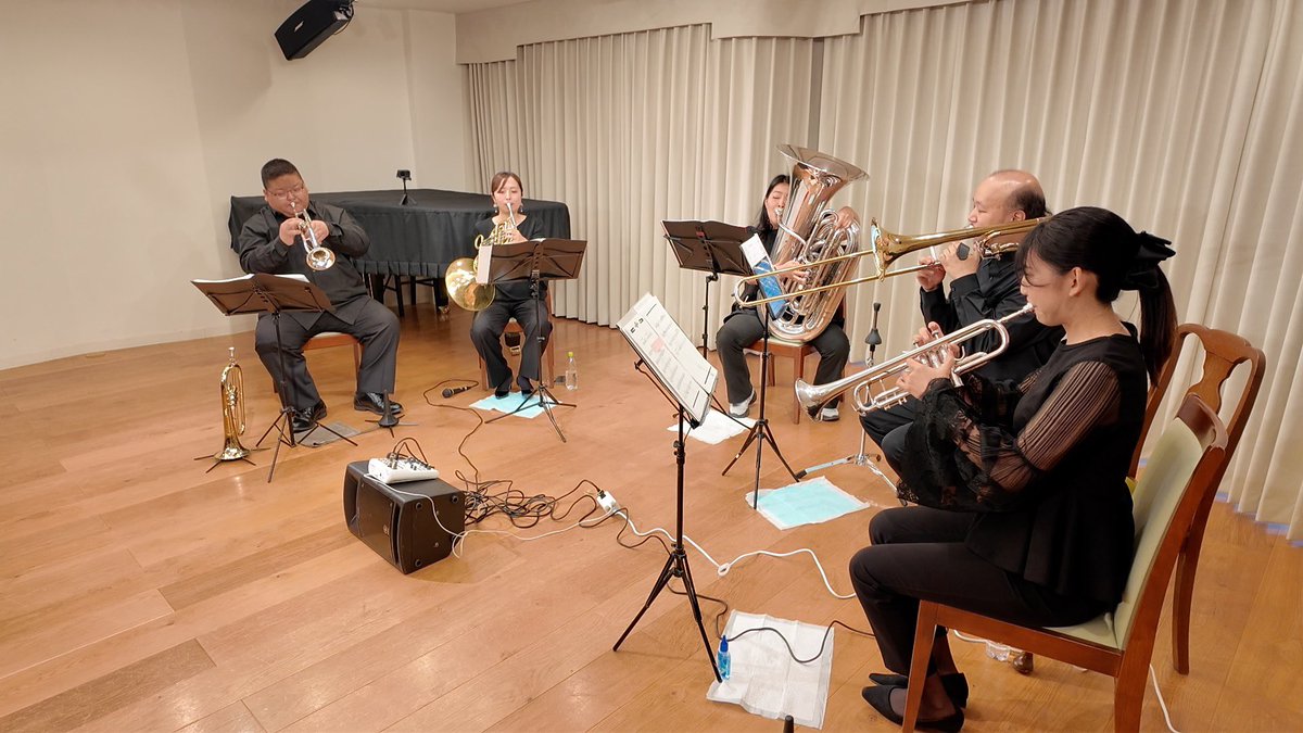 brassbank05's tweet photo. アーク栄サロンホールにて『ブラスバンククリスマスライブ』の公演たくさんのお客様とともに終演いたしました🙌ブラスバンクにとって特別なクリスマスの曲を10年間の感謝を込めてお届けしました🎄
「あのときはあんなことあったねー」と思い出を語らえるメンバーにも感謝です😊 https://t.co/37WqEnAbFa