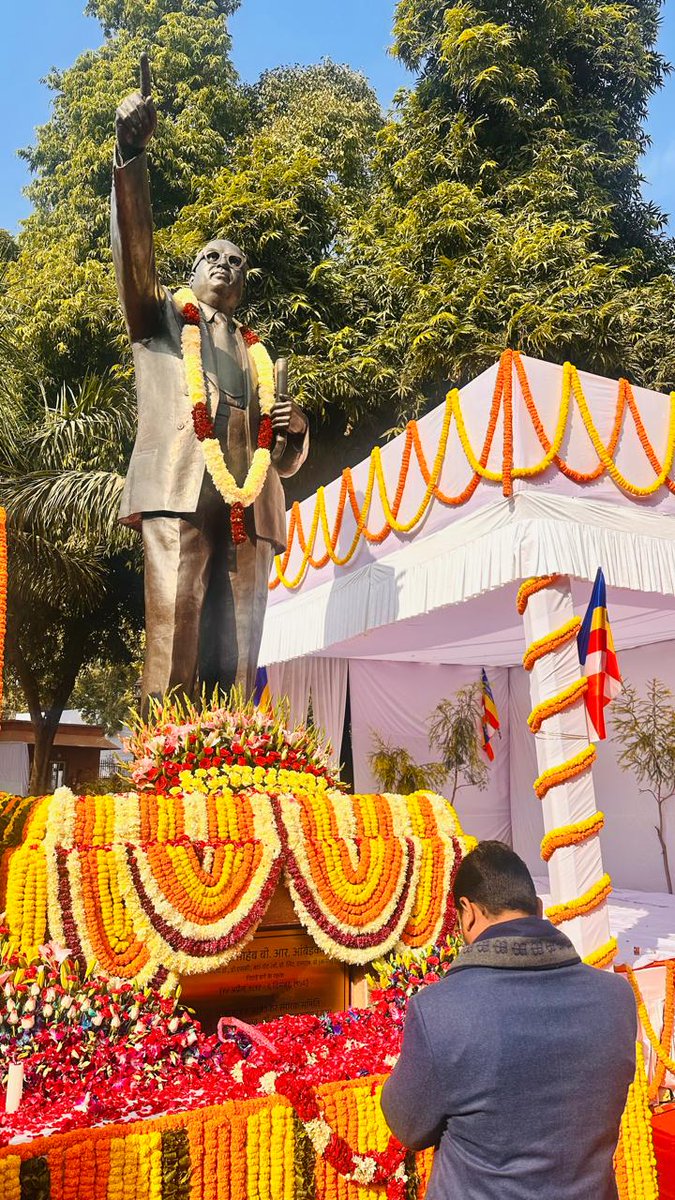 BhimArmyChief's tweet photo. जिस रास्ते पर अँधेरा था,
वहाँ आप ने रोशनी रख दी।
जिस दिल में डर था,
वहाँ आप ने हिम्मत जगा दी।

सम्मान क्या होता है,
इंसान क्या होता है—
यह दुनिया ने नहीं,
आप ने सिखाया बाबा।

जब भी अन्याय दिखता है,
आपकी याद आती है—
और लगता है
कि सत्य के लिए खड़े होना
सबसे बड़ी पूजा है।

बाबा साहेब,
आप हमारे लिए
सिर्फ़ एक महापुरुष नहीं—
जीवन का सबसे सच्चा मार्गदर्शक हैं।
आपको हृदय से नमन एवं विनम्र आदरांजलि🙏🙏