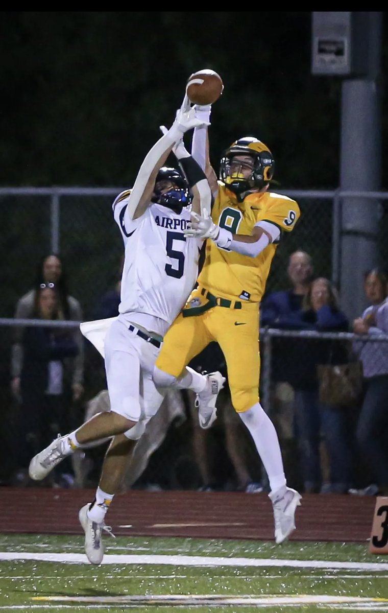 FlatRockFball's tweet photo. Congratulations to @EvanSzalay7 who was selected MHSFCA First Team All-State Division 5.

A well deserved honor!

CAREER (All School Records For WR)
2009 Receiving Yards
123 Receptions
27 Receiving Touchdowns https://t.co/V5gpQnUVPd