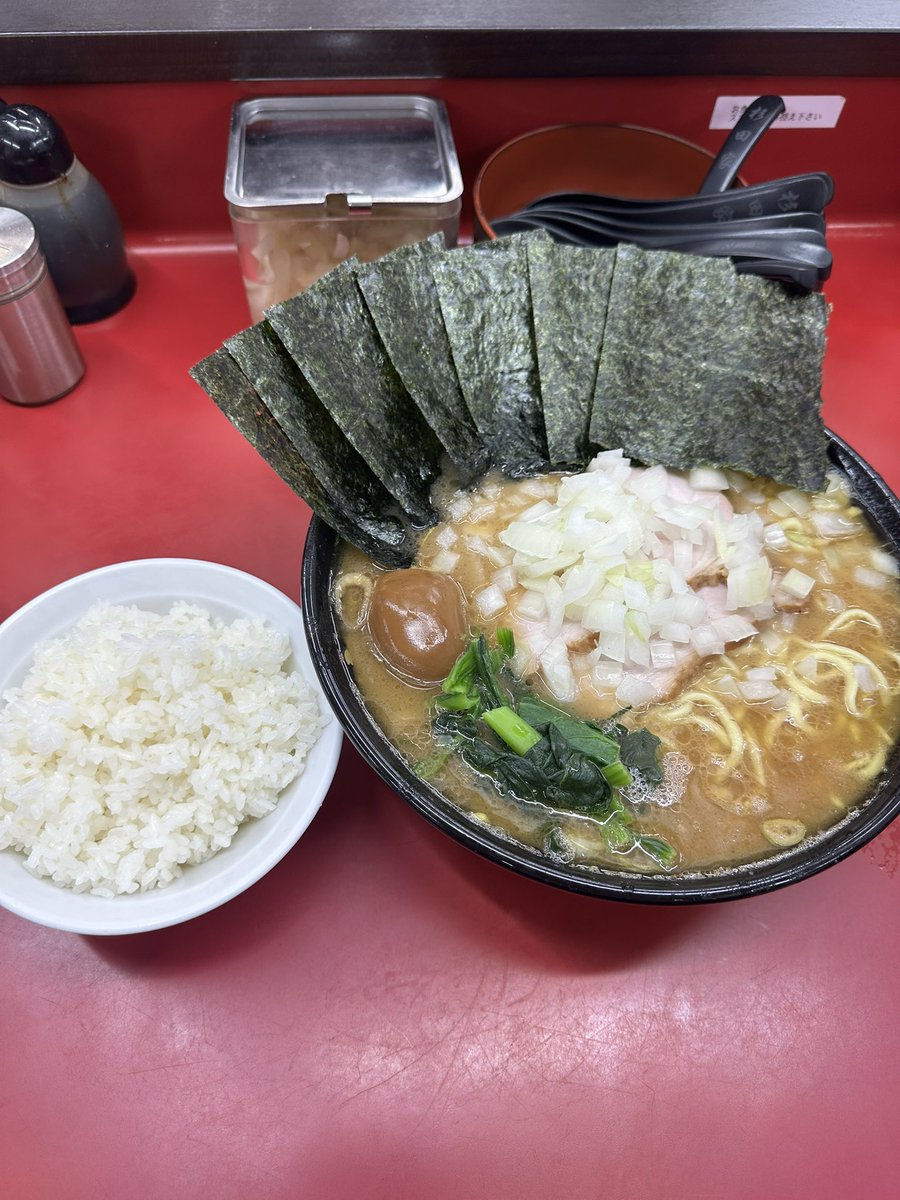 冬の乾燥。体内の保湿に。
仕事を終えて家についたのに車に乗り首都高へ滑らせる。
家系食うたって言うて直系じゃないのはマナー違反でしかない。今後はニワカと呼ばせて頂きます。
ジェネリックでは得られないピシッとした醤油とキレキレの鶏油。
大盛ラーメンにもちろんライス。

芸術を食しました。