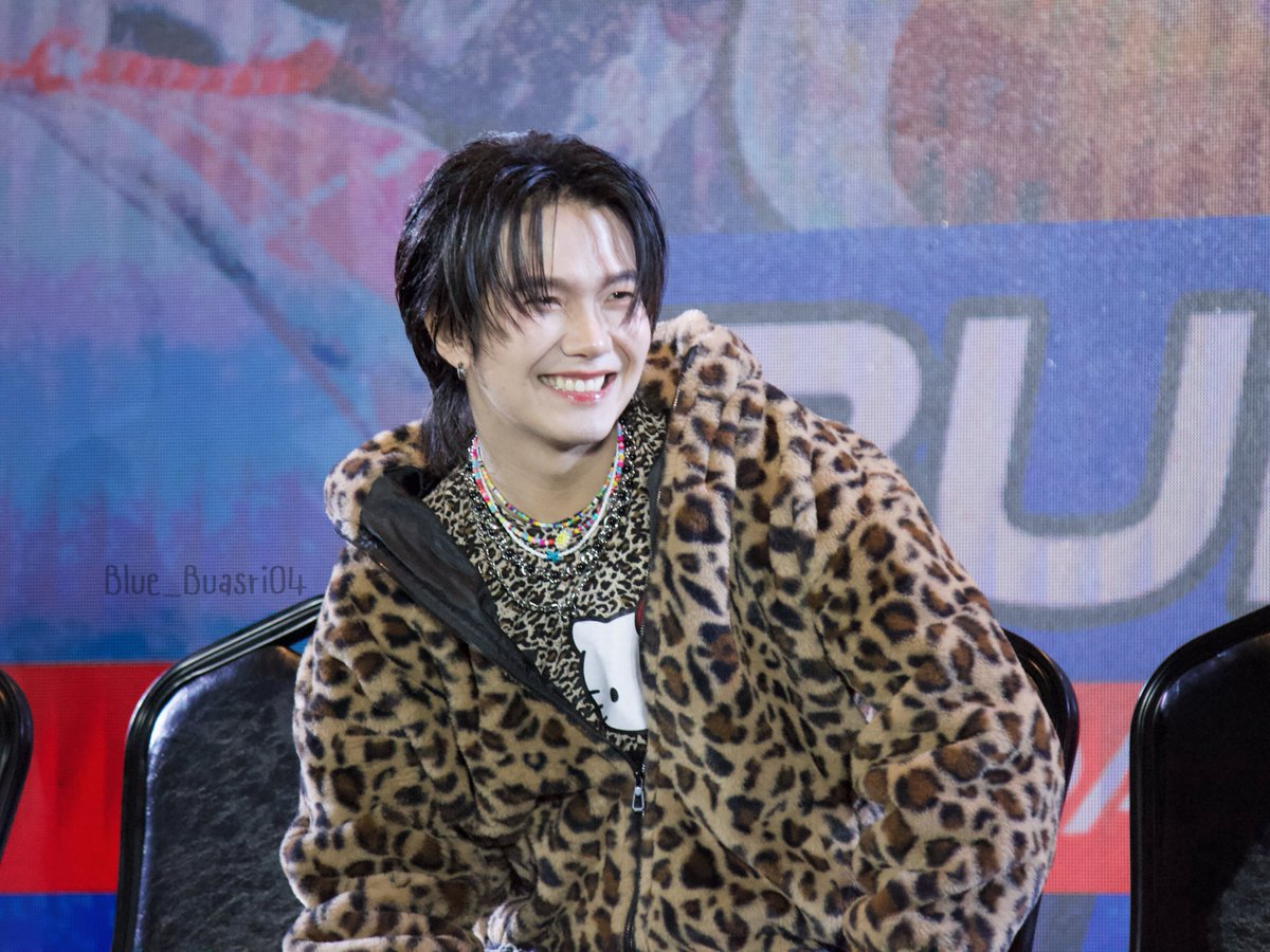 ยิ้มตาสระอิ หวานเจี๊ยบ☺️

BUILD BKK FANSIGN

#UNLEASHTHEBUILDDAY1
#บิวจักรพันธ์  #BuildJakapan 
#Beyourluve