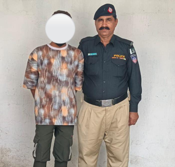 KarachiPolice_'s tweet image. کراچی موچکو پولیس کی بڑی کارروائی، ملزم سراج گرفتار۔ 3 کلو سے زائد آئس برآمد، مالیت 55 لاکھ روپے۔ ملزم موٹر سائیکل پر شہر میں آئس سپلائی کرتا تھا۔ مقدمہ درج، تفتیش جاری۔
#Karachi #PoliceAction #CrimeReport