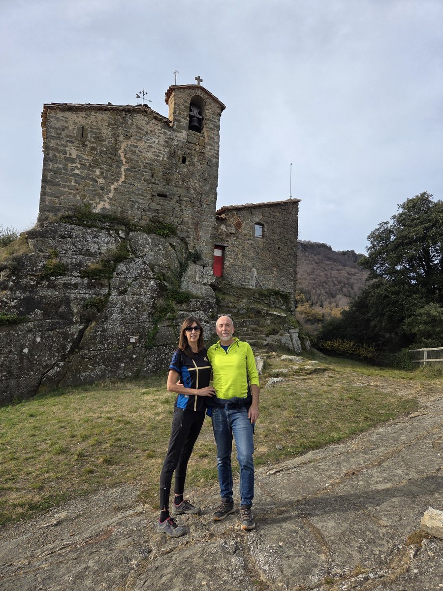 Balateu's tweet photo. Fent la ruta des dels #HostaletsDenBas + #SantMiquelDeCastelló + #Falgars
Increïbles paisatges de tardor/hivern en un entorn fabulós. 😍
#Garrotxa #VallDenBas #ComtatDeBesalú #Catalunya @MargaRiembau https://t.co/h6u29aSicK
