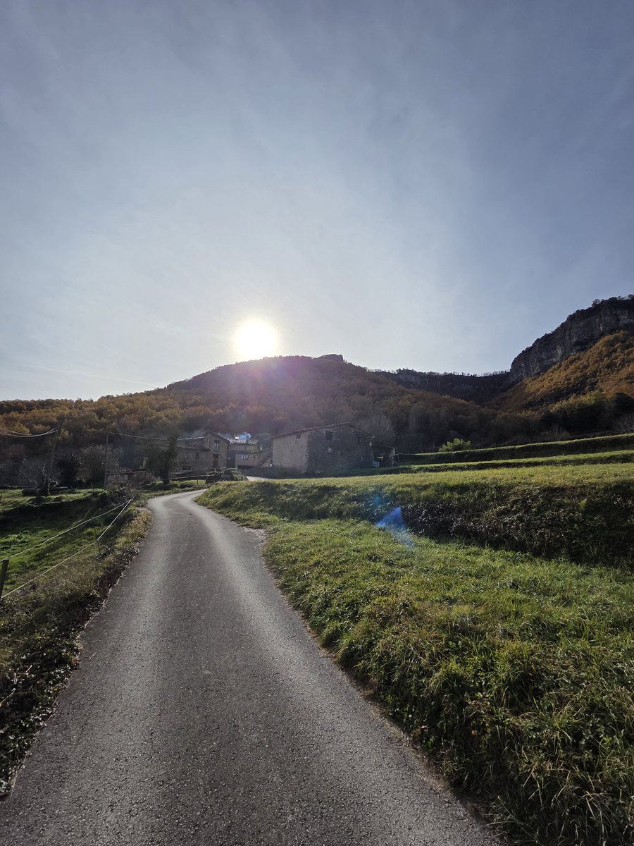 Balateu's tweet photo. Fent la ruta des dels #HostaletsDenBas + #SantMiquelDeCastelló + #Falgars
Increïbles paisatges de tardor/hivern en un entorn fabulós. 😍
#Garrotxa #VallDenBas #ComtatDeBesalú #Catalunya @MargaRiembau https://t.co/h6u29aSicK