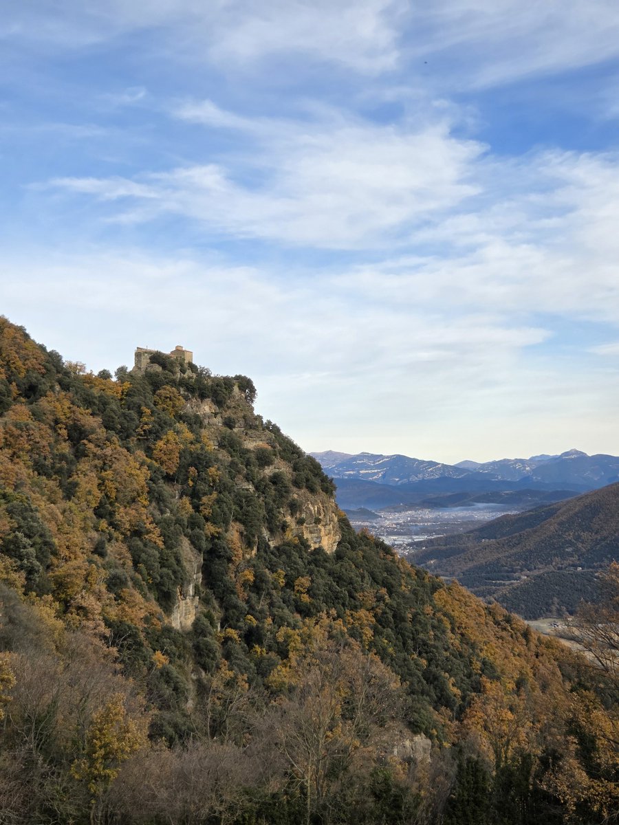 Balateu's tweet photo. Fent la ruta des dels #HostaletsDenBas + #SantMiquelDeCastelló + #Falgars
Increïbles paisatges de tardor/hivern en un entorn fabulós. 😍
#Garrotxa #VallDenBas #ComtatDeBesalú #Catalunya @MargaRiembau https://t.co/h6u29aSicK