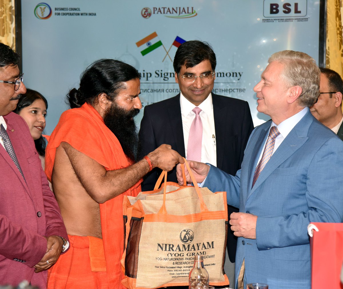 स्वामी रामदेव जी और रुस के मंत्री ने किये समझौते पर हस्ताक्षर
भारत-रुस संबध मजबूत करने के लिए दोनों पक्ष हो गये अग्रसर👉

Significant MoU to be signed between Govt. of Moscow, Russia and Patanjali Group today in Delhi👏

आज मास्को, रुस की सरकार और पतंजलि समूह के बीच समझौता हुआ👏