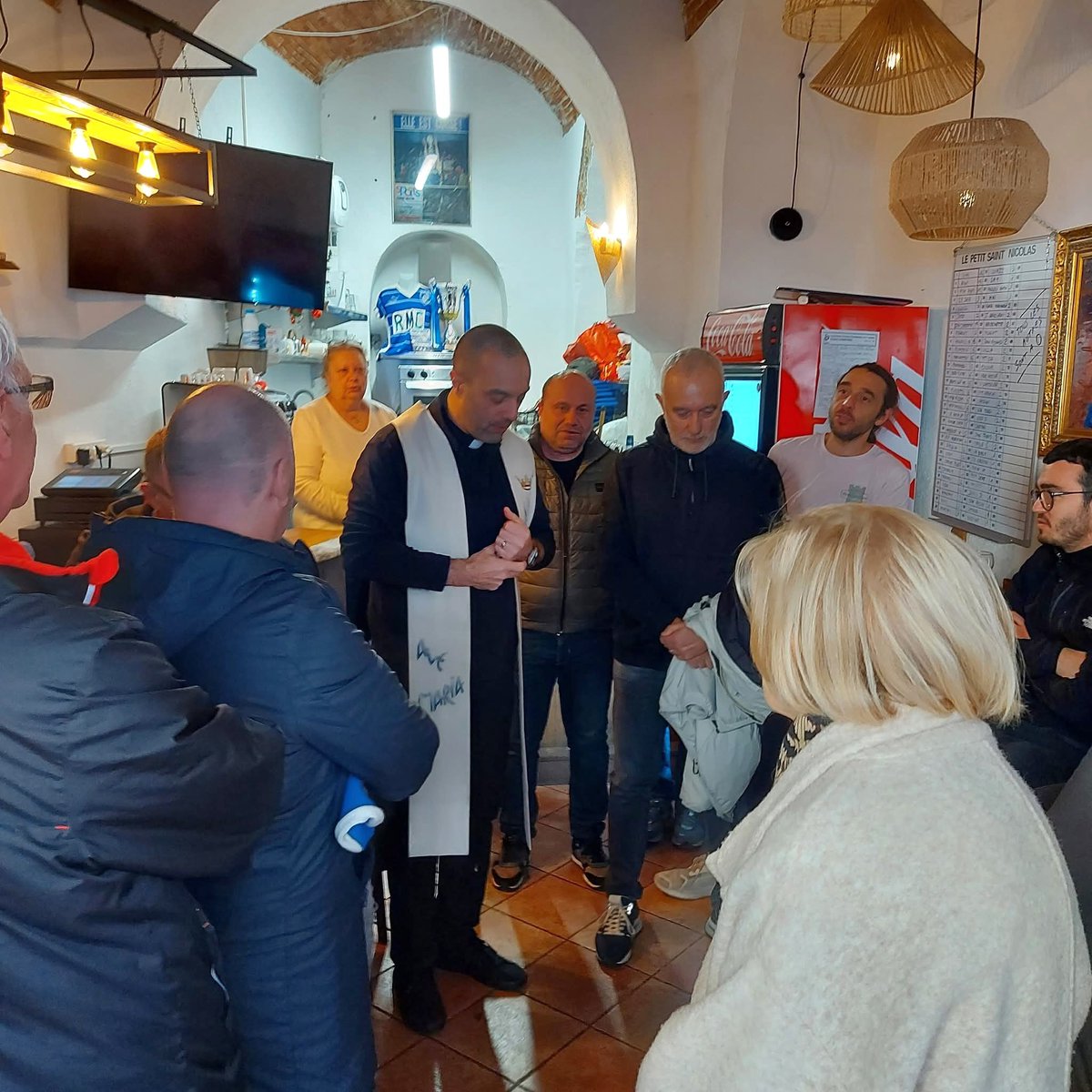 Anthony Luciani un turchinu di sempri, un asempiu di passioni è di fedeltà à u Sporting.
Ce matin, malgré les circonstances, il a fait bénir son bar "Le Petit St Nicolas" par le curé Nicoli, et exposé 700 maillots qui retraçent 120 ans d'histoire du SCB.
Più chè mai Forza Bastia!
