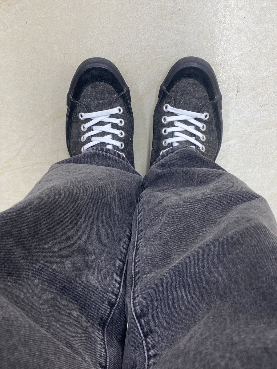 自身の生活に溶け込んでいるローテクスニーカー。左が5年前で右が今。靴紐を変えただけなのにシルエットが今っぽく可愛い。バギーデイムにも相性抜群。ハイテクにはないクラシカルさがあってとても良い。 #RFW #スニーカー