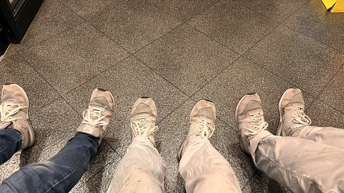 靴おそろい、仲良しすぎ