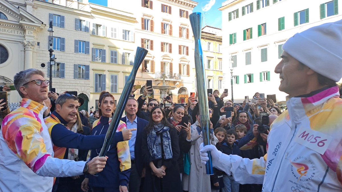 🔥 Passaggio della fiamma olimpica in Piazza Farnese alla presenza della ministra <a href="/CaroitEleonore/">Eleonore Caroit</a> e dell'Ambasciatore di Francia in Italia <a href="/martin_briens/">Martin Briens</a>. Un momento storico che celebra la relazione 🇫🇷🇮🇹, con un passaggio di testimone simbolico tra <a href="/Paris2024/">Paris 2024</a> e <a href="/milanocortina26/">Milano Cortina 2026</a>!