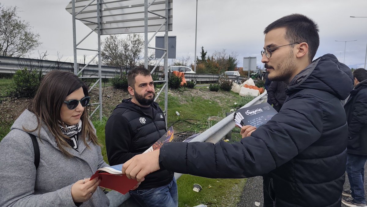 Ο "Οδηγητής" δε θα μπορούσε να λείπει από τα μπλόκα! Από την πρώτη μέρα κυκλοφορίας του νέου τεύχους, σήμερα 6 Δεκεμβρίου, μέλη και στελέχη της ΚΝΕ βρίσκονται στο πλευρό των αγροτών και των κτηνοτρόφων διακινώντας το τεύχος, που περιέχει αρθρογραφία για τον μεγάλο και δίκαιο