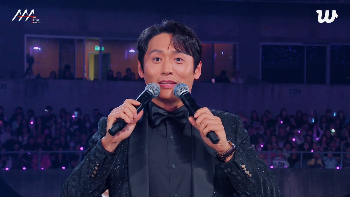 ehdoeh1's tweet photo. 시상식 잘 즐기시고 계신 것 같습니다 https://t.co/81xw9tjXtp