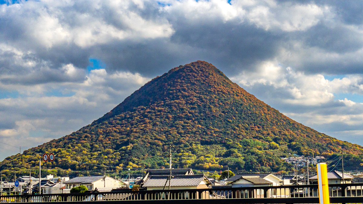 harmony_of_sin8's tweet photo. @viv_504 同じ山の別角度ですよ〜

#讃岐富士
#飯野山 https://t.co/o5rP3Vy4q8