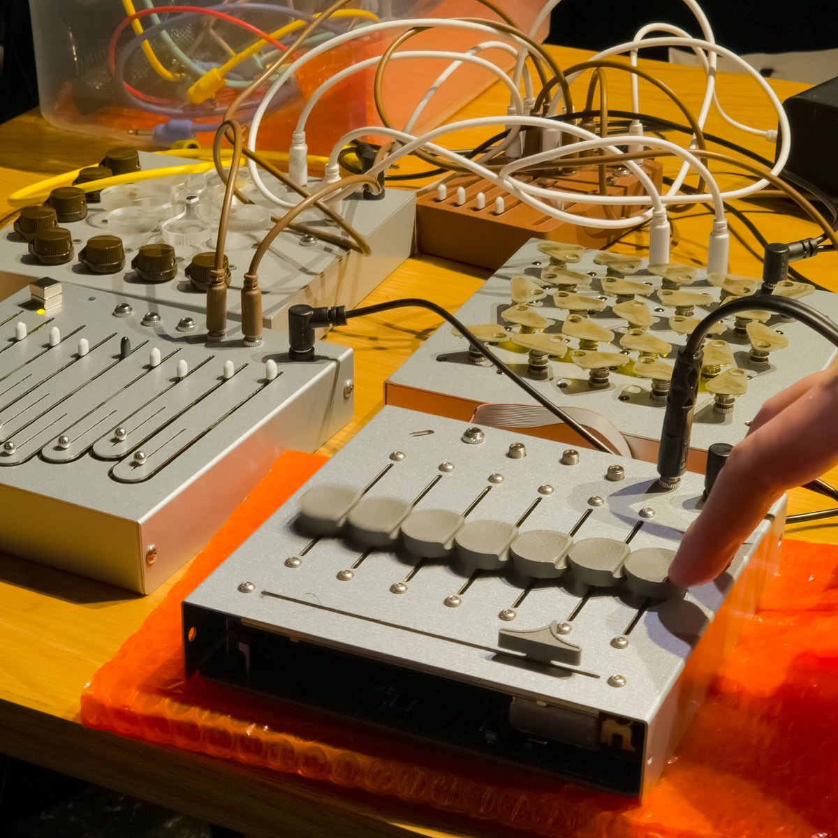 wararyo's tweet photo. Synth Maker Meetup #5 #SynthMeetup 行ってきました。
あれからもう1年か…早すぎる!
ulcasivaさんの7連モーターフェーダー、数日前に見かけてから触ってみたいーと思ってたから触れてよかった
他にも特徴のある作品ばっかり
やっぱり面白いイベントです💆♀️ https://t.co/nFseLUbqE4