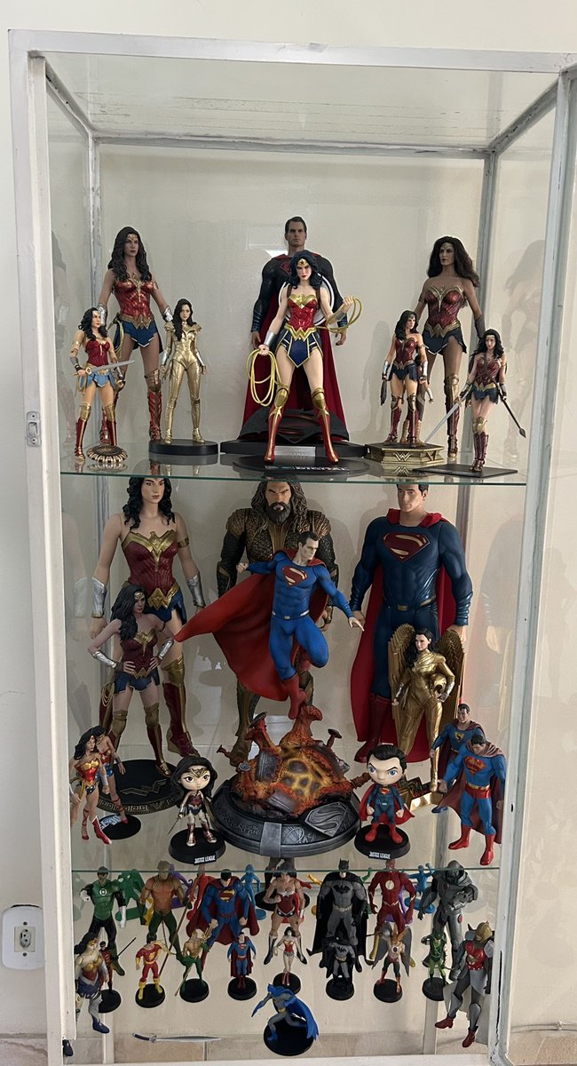 Já não cabe mais nenhum… #superman #wonderwoman #JusticeLeague #GalGadot #HenryCavill