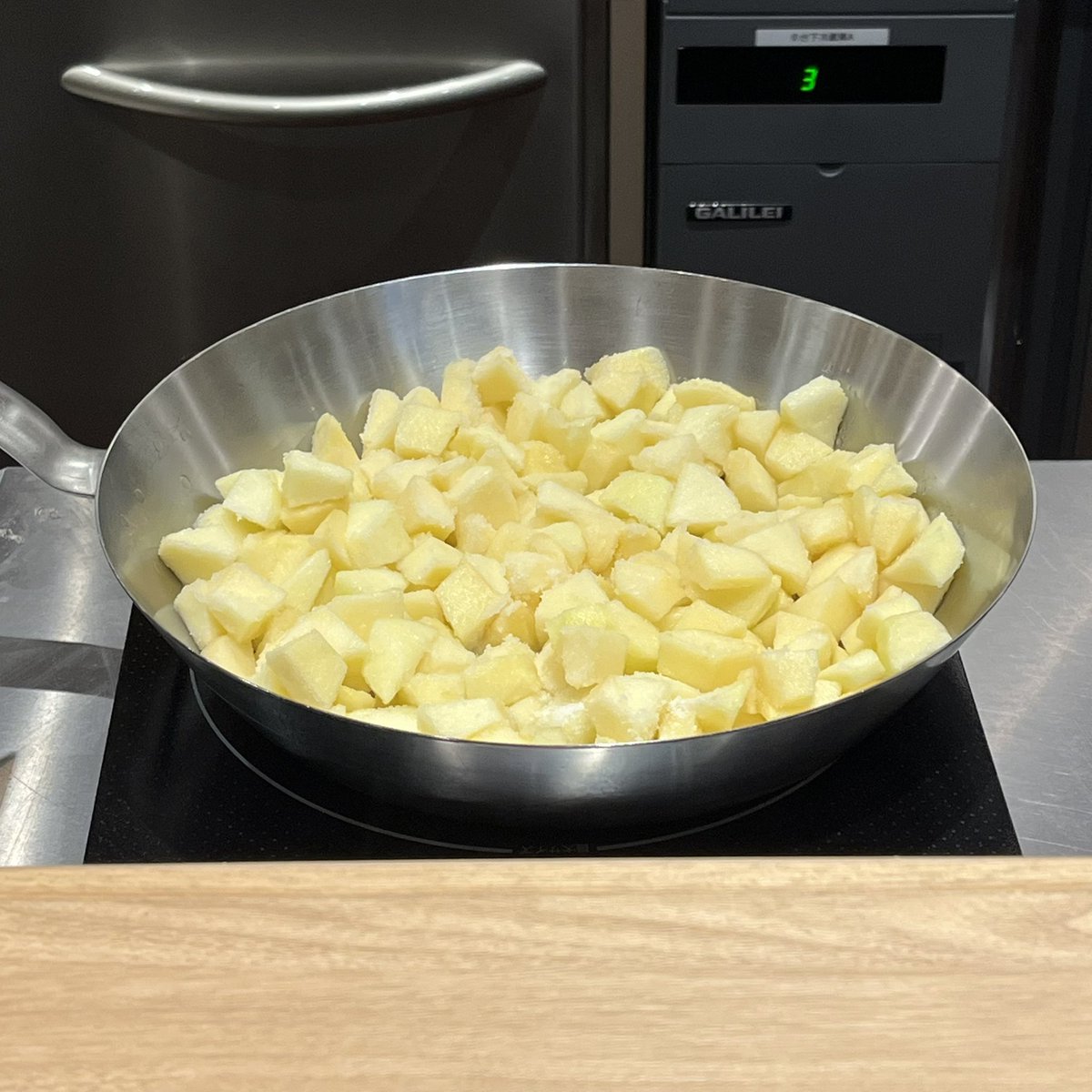 誕生日がニ週間差の友だちと遅ればせながらお互いの誕生日を五感のパフェで祝い合い、プレゼント交換をした。林檎が美味しい季節です。二十代前半にライブ通いで出逢い、今では老後の心配を語り合う仲です。