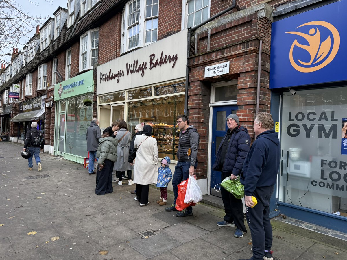 JJM_Ealing's tweet photo. #SmallBusinessSaturday is being well supported by the locals on or close to #Pitshanger #GBHighSt #PitshangerLane!
Remember to shop small & support local businesses in your community not only today but for the Christmas period too. #shoplocal #useitorloseit #LoveEalingLoveLocal https://t.co/yKUn8uifyg