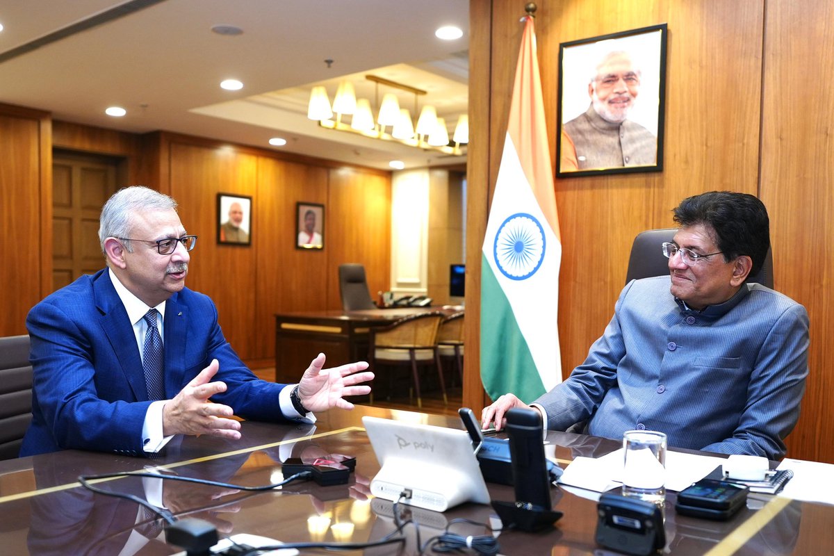 PiyushGoyalOffc's tweet photo. Minister @PiyushGoyal held a meeting with Mr. Sanjiv Lamba, CEO of Linde plc.

They discussed opportunities to strengthen collaboration in advanced manufacturing, semiconductors, decarbonisation & carbon capture technologies.

The Minister highlighted the need for process-driven engagement to support India’s Aatmanirbhar Bharat vision & build a resilient industrial ecosystem.