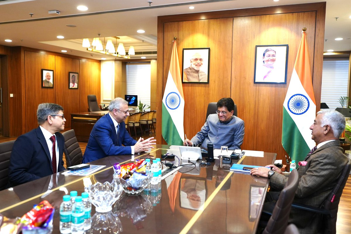 PiyushGoyalOffc's tweet photo. Minister @PiyushGoyal held a meeting with Mr. Sanjiv Lamba, CEO of Linde plc.

They discussed opportunities to strengthen collaboration in advanced manufacturing, semiconductors, decarbonisation & carbon capture technologies.

The Minister highlighted the need for process-driven engagement to support India’s Aatmanirbhar Bharat vision & build a resilient industrial ecosystem.