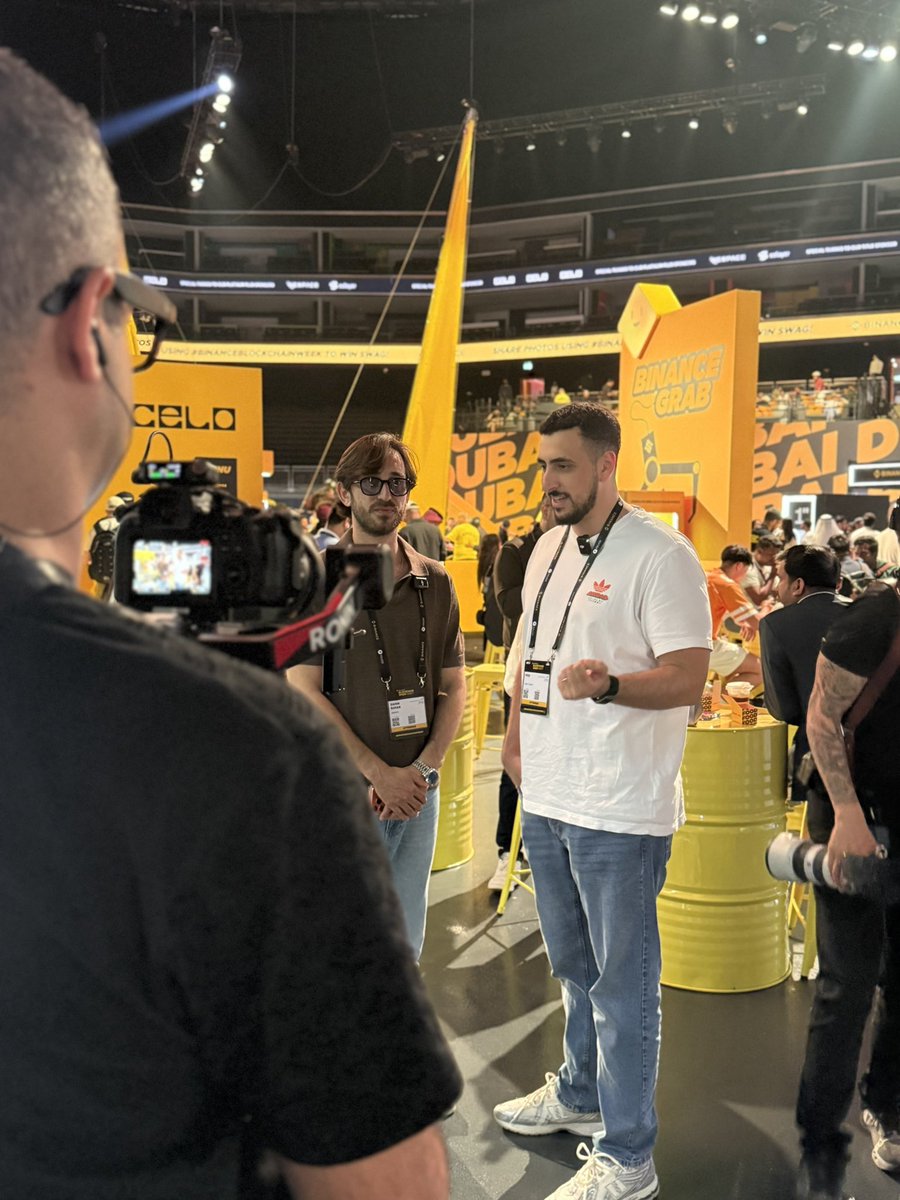 Mr. Desk tweet media