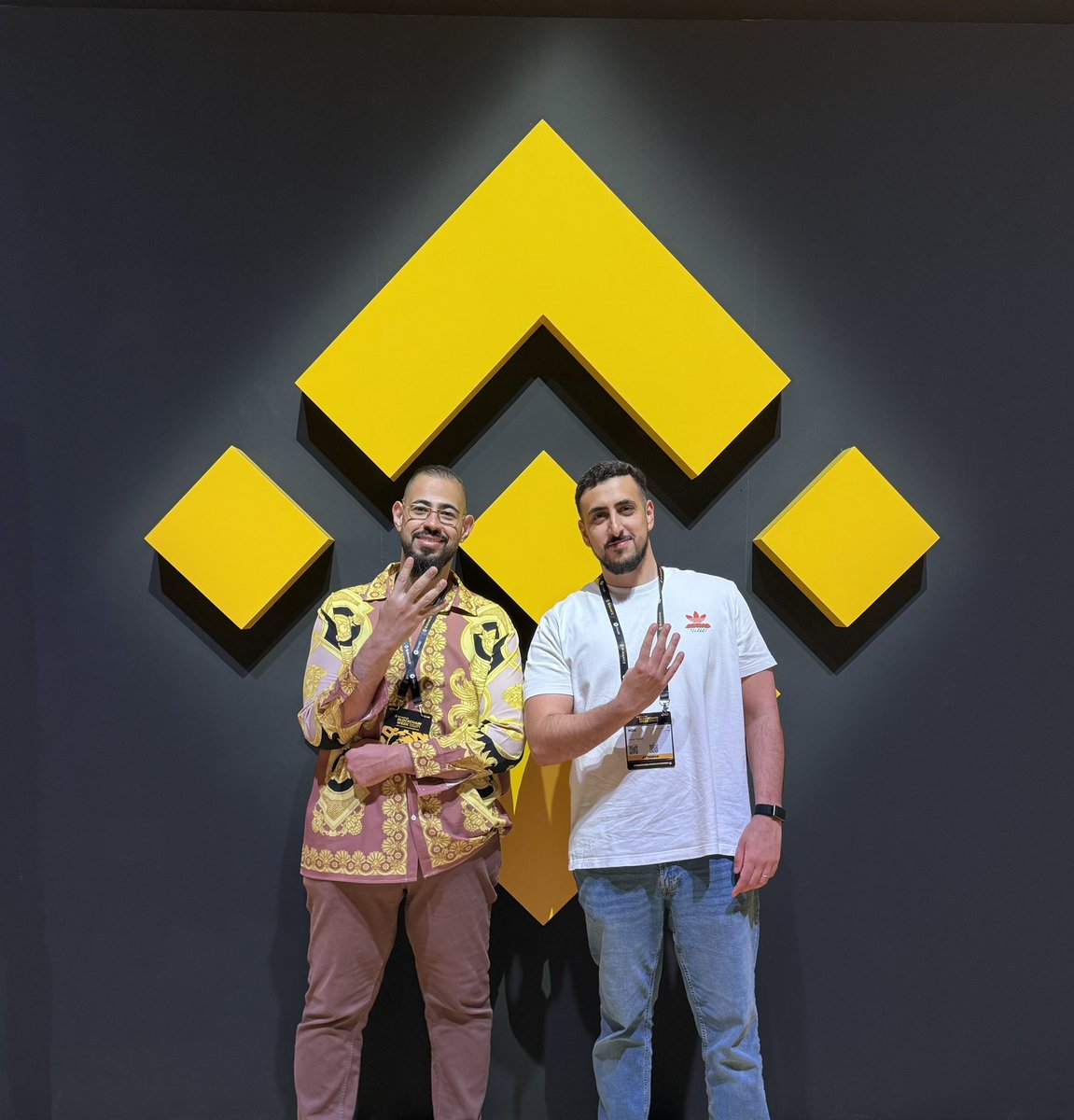 Mr. Desk tweet media