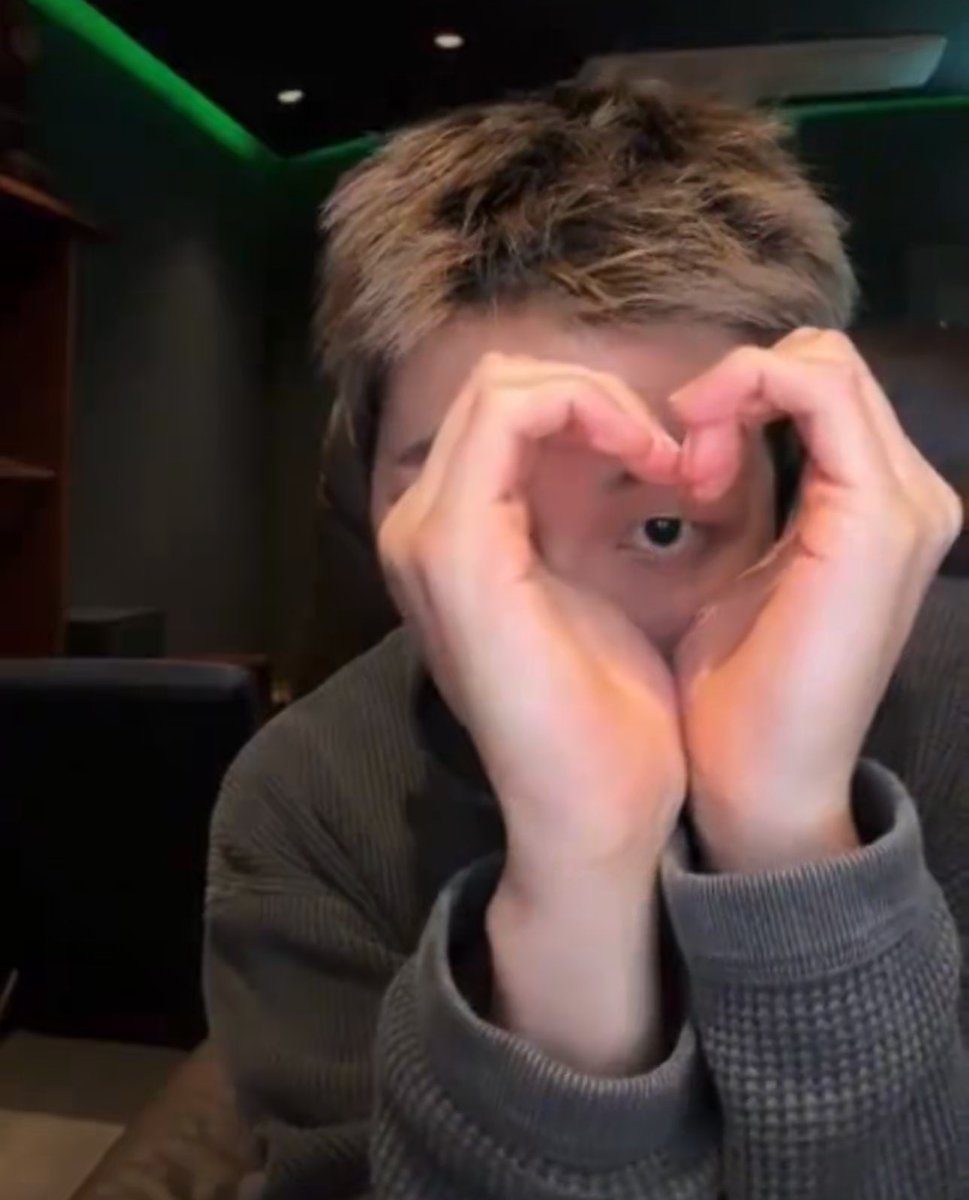 🐨: i want to protect this band 
😭💜