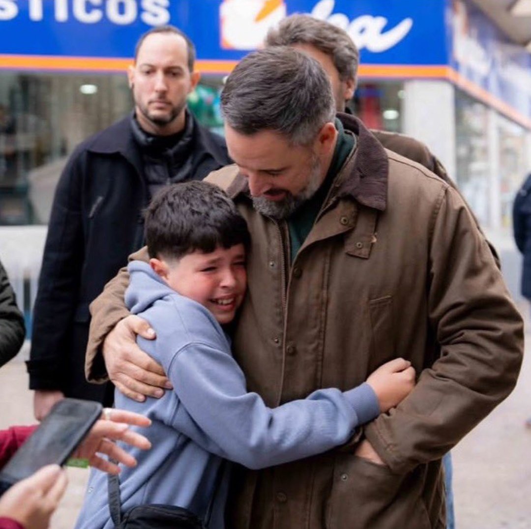 El niño representa una llamada de socorro para recuperar nuestros valores, nuestra cultura y nuestra identidad.
Nunca un abrazo ha dicho tanto.