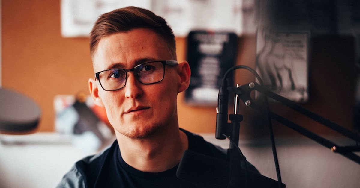 💥 ⚫️ 🔴 🟡 „Spannend wie ein Kriminalroman“

➡️ Benedikt Kaiser zählt zu den wichtigsten Theoretikern der Neuen Rechten. In seiner neuesten Kolumne in der Zeitschrift Der Eckart widmete er sich unter anderem dem Buch  „Der Panzersprenger von Karl-Marx-Stadt“ von Arne Schimmer,