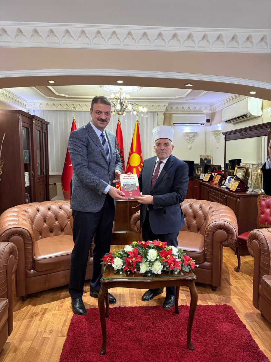 VakiflarGM's tweet photo. Genel Müdürümüz Sayın Sinan Aksu ve beraberindeki heyet, yürütülen faaliyetlerimizi yerinde incelemek ve yeni işbirlikleri için görüş alışverişinde bulunmak üzere Kuzey Makedonya’ya resmi ziyarette bulundu. 

Program kapsamında ilk olarak Kuzey Makedonya Cumhuriyeti İslam Dini Birliği Başkanı Şakir Fetahi makamında ziyaret edildi ve Manastır’da bulunan Hasan Baba Camii’nin Genel Müdürlüğümüzce restorasyonunun gerçekleştirilmesine yönelik işbirliği protokolü  imzalandı.

@tckulturturizm #HasanBabaCamii