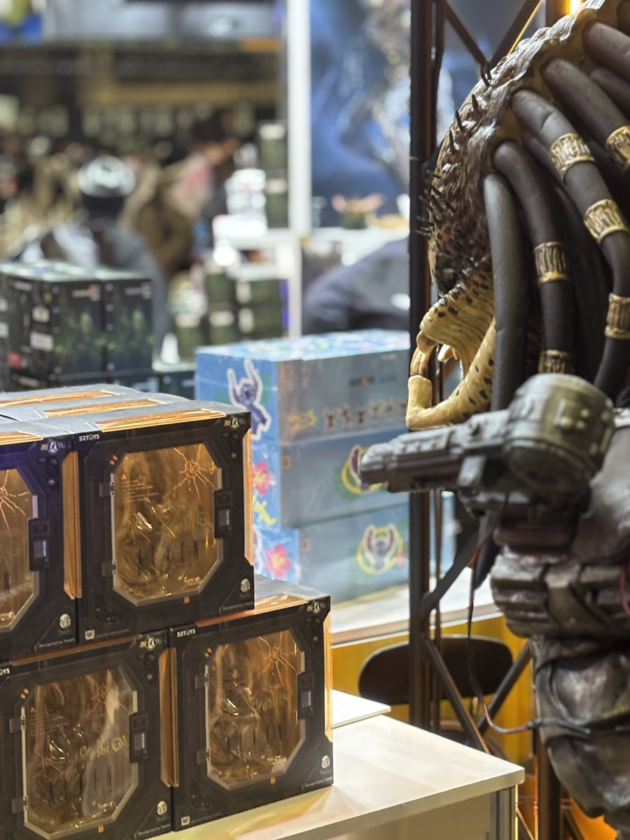 午後にはプレデター様にもお越しいただき、 監修中フィギュアを手に“ご