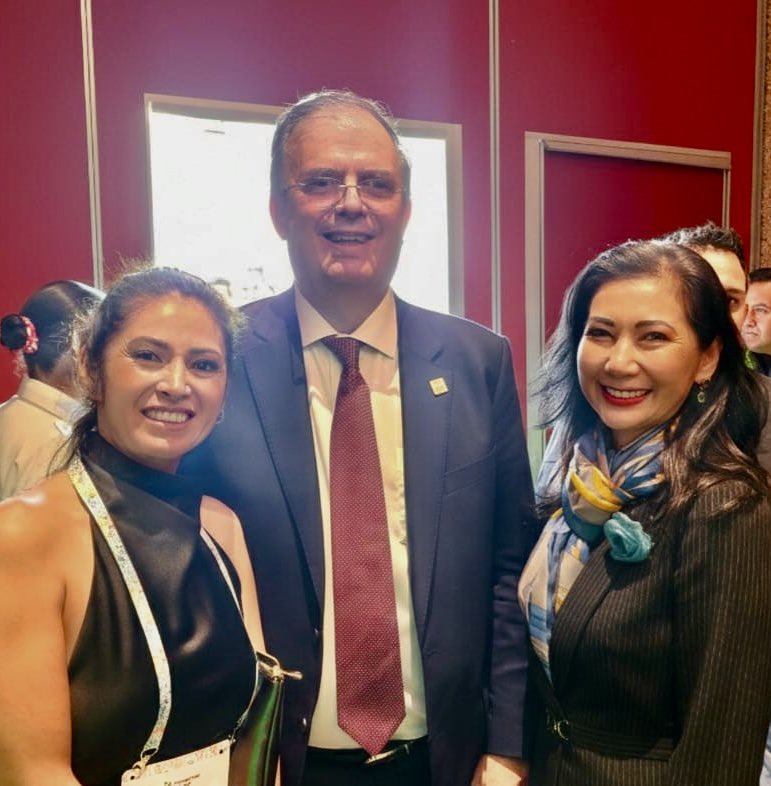 SilviaMorimoto's tweet photo. Un honor felicitar al secretario @m_ebrard de la @SE_mx y participar en el STS Forum (Science and Technology in Society Forum) para LAC como jurada de los Premios a la Innovación y Creadores del Futuro LATAM

#InnovaFest2025

+5,900 asistentes
+80 fondos de inversión
+39 países https://t.co/VeCA6dnp9J
