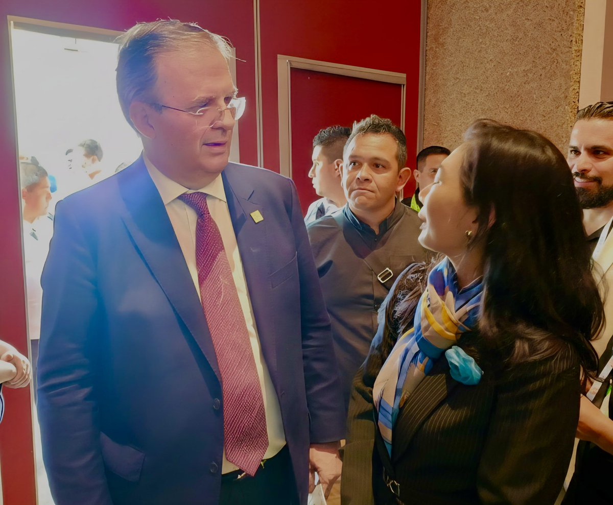 SilviaMorimoto's tweet photo. Un honor felicitar al secretario @m_ebrard de la @SE_mx y participar en el STS Forum (Science and Technology in Society Forum) para LAC como jurada de los Premios a la Innovación y Creadores del Futuro LATAM

#InnovaFest2025

+5,900 asistentes
+80 fondos de inversión
+39 países https://t.co/VeCA6dnp9J