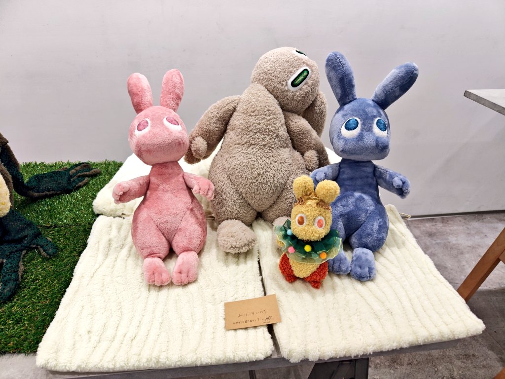 caimnido's tweet photo. 我が家の子を連れてうさぎ展へ
触ることが出来る展示や細かい細工が施された展示を直接見ることが出来て、非常に充実した時間でした
色んなお家にお迎えされた子達の写真も飾られていて良かったです
私は今回、おにぎりちゃんとちっちゃいぶちゃんをお迎えして来ました
#うさぎ展 https://t.co/kQ8Dqk69yL