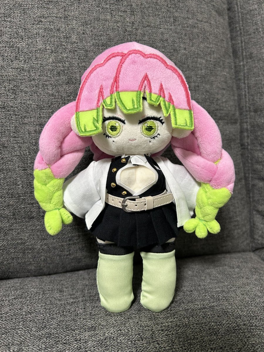 alt_T_'s tweet photo. 初めて作った推しのぬい！
型紙(靴下も)はぴよぴっこさん(@piyopicco )の足長ボディ20cmを使用してます😊
サイドの三つ編みを磁石を入れて取れる式にしているので、フードもかぶれます！
隊服は都度ボディに合わせて自分で作りました✌️(ちなみにお胸も付け乳なので取れます)

 #鬼滅の刃 
 #自作ぬい https://t.co/oOlJb3zPlz