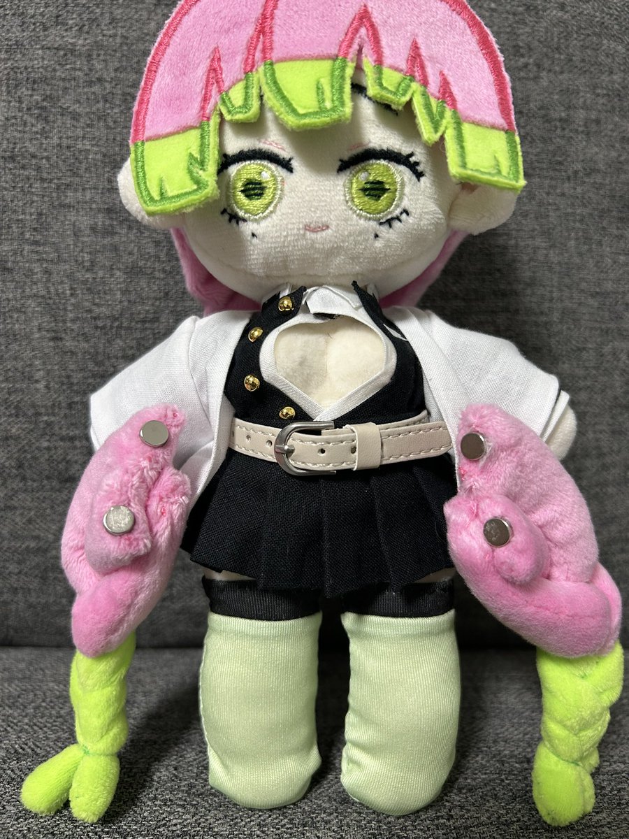 alt_T_'s tweet photo. 初めて作った推しのぬい！
型紙(靴下も)はぴよぴっこさん(@piyopicco )の足長ボディ20cmを使用してます😊
サイドの三つ編みを磁石を入れて取れる式にしているので、フードもかぶれます！
隊服は都度ボディに合わせて自分で作りました✌️(ちなみにお胸も付け乳なので取れます)

 #鬼滅の刃 
 #自作ぬい https://t.co/oOlJb3zPlz
