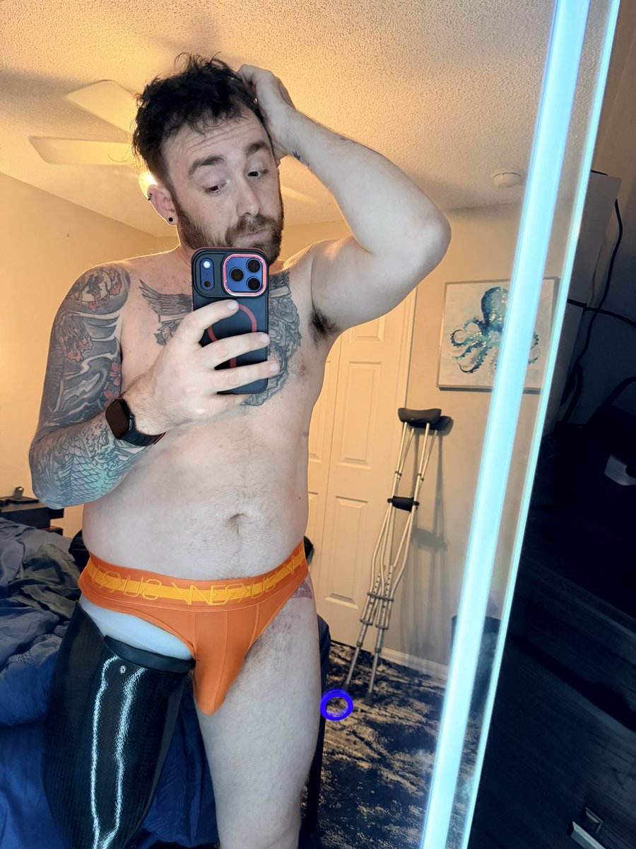 HRHStumpy's tweet image. I desperately do not want to go to work, so here’s me procrastinating!

#amputee #undies #sleepy #gay #prosthetic