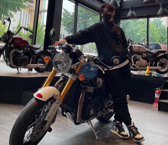 난 아직도 조승우를 잘 모르겠어 정말..

순둥순둥한데 예민하고
조용한데 애교많고
내향적인데 핵인싸고
심플한데 옷은 개잘입고
세단 탈 것 같은데 바이크타고
모범적인데 귀뚫고 문신하고 …. 님뭐임진짜 드라마 캐릭터도 이렇게 만들면 욕먹어요